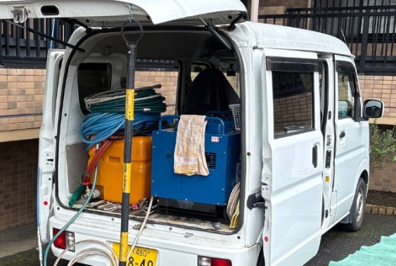 高圧洗浄機を積んだ作業車